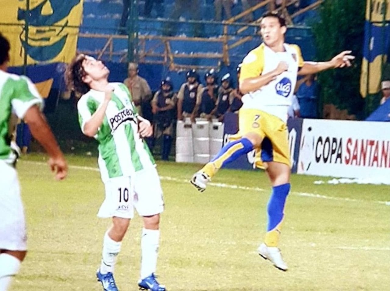 El exvolante, defendiendo la casaca auriazul en un partido de Libertadores.