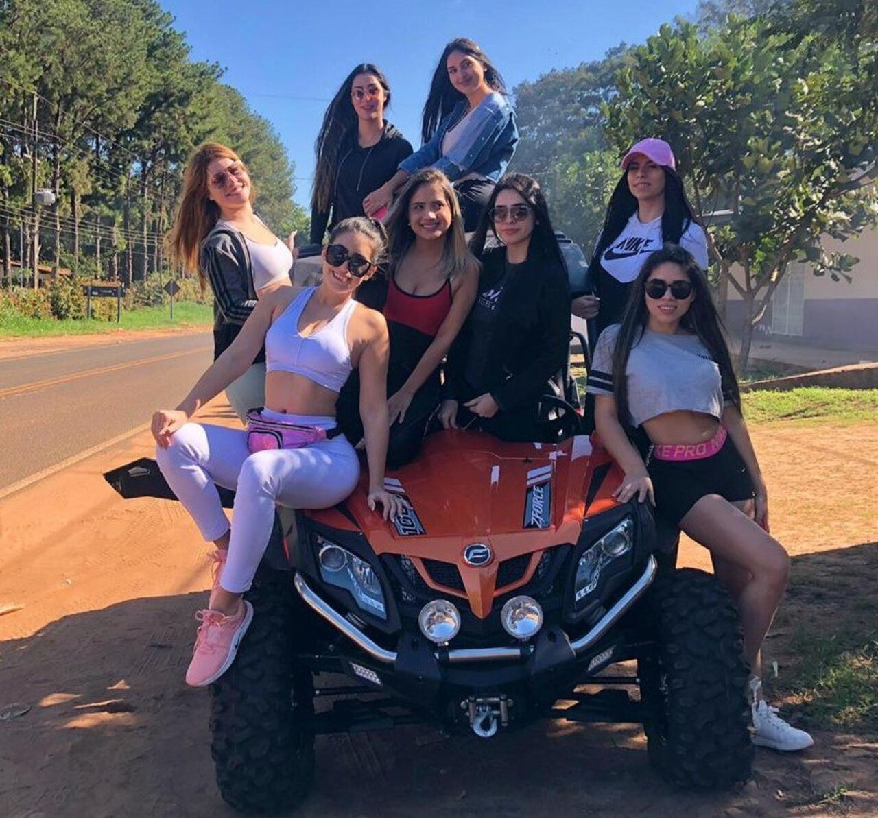 En el UTV, el todoterreno que consiguieron para llegar hasta la punta del cerro Akatî, se les ve a 8 chicas, pero 7 son las que se fueron de Asunción.