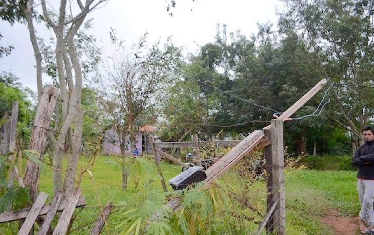 CHAU POSTE. Esta columna de electricidad fue tumbado de una patada por la “tempestad” del Norte. CAAGUAZÚ NOTICIAS