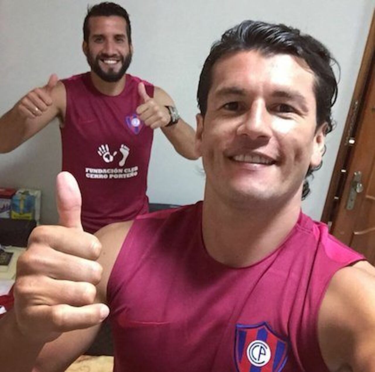 AL PELO. Nelson Haedo Valdez y Mauricio Victorino, sonrientes, a su llegada al CIDE de Minga Guazú. Ambos se aprestan a ser grandes figuras en el Apertura y la Copa Sudamericana.