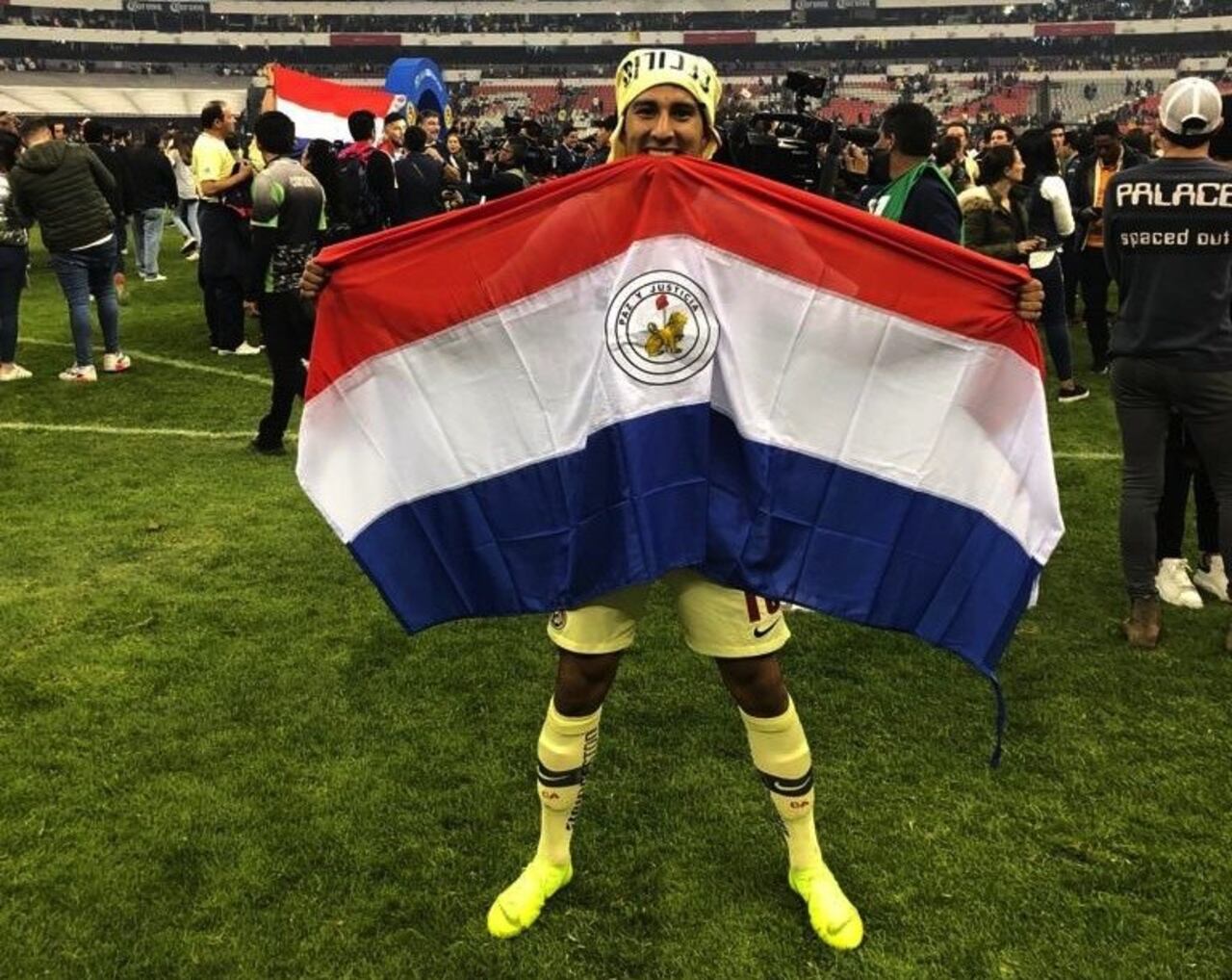 Cecilio Domínguez con la bandera paraguaya durante la celebración en pleno estadio “Azteca”.