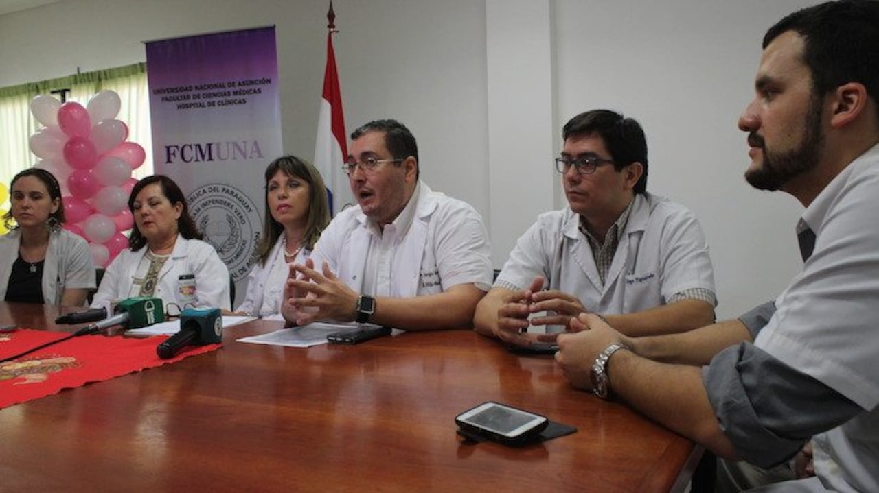 HÉROES. El plantel de doctores que diagnosticaron a la pequeña la acompañaron en su proceso y ahora, con gran satisfacción, le dieron el alta médica.