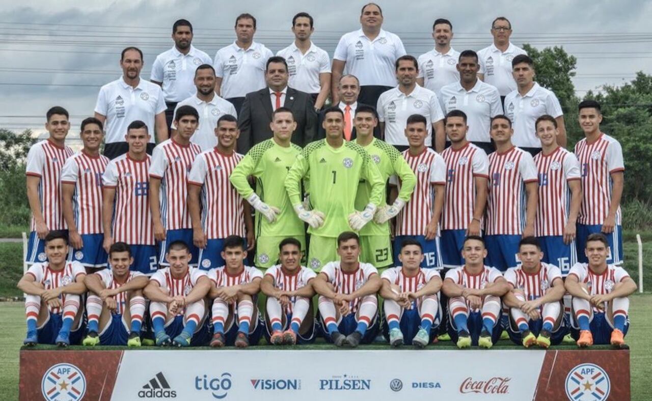 Plantel completo de la selección Sub 17 que ya está en Perú para el Sudamericano.