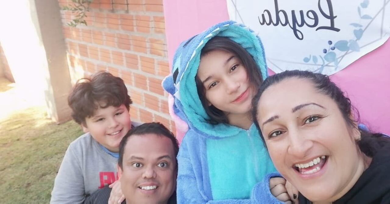 Precisamente el día de ayer, la hija de “Mortero”, Leyda Amarilla, cumplió años y toda la familia la agasajó como ya es común en época de cuarentena, con una torta, mucha alegría y sin invitados.