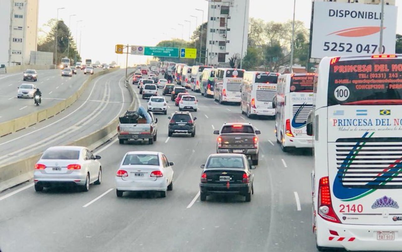 La extensa fila de buses que trasladó a los cerristas al estadio de San Lorenzo.