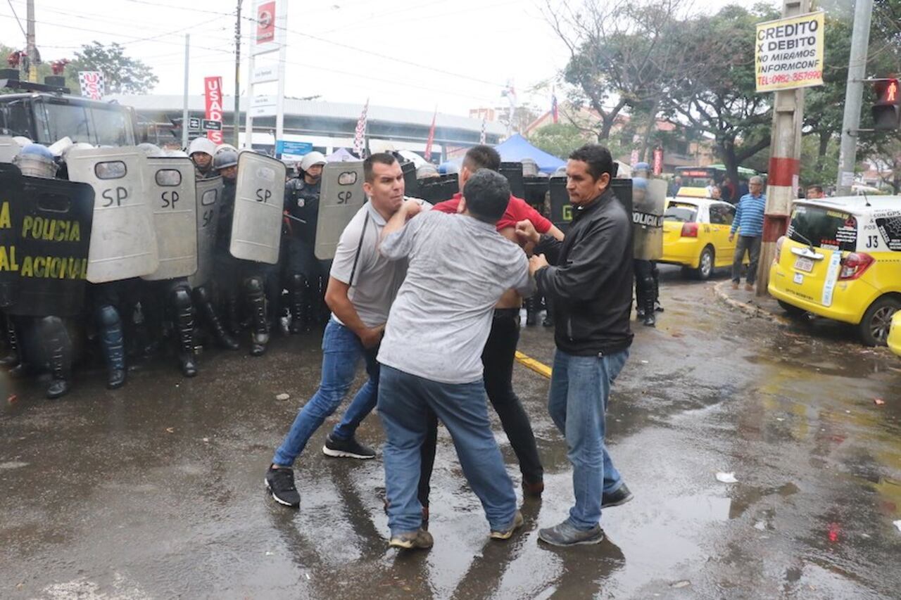 Tanto era el pochy de los conductores de los vehículos amarillos que hasta llegaron a agredirse ¡entre ellos! Hubo de todo durante la protesta.