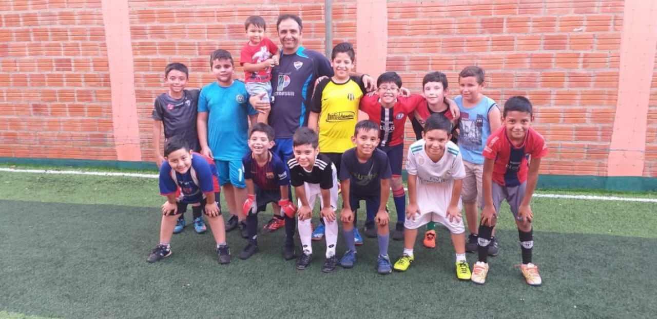 Arnaldo Alonso tiene la canchita "Angel del Gol" en San Lorenzo. Allí entrenan los niños de la zona también.