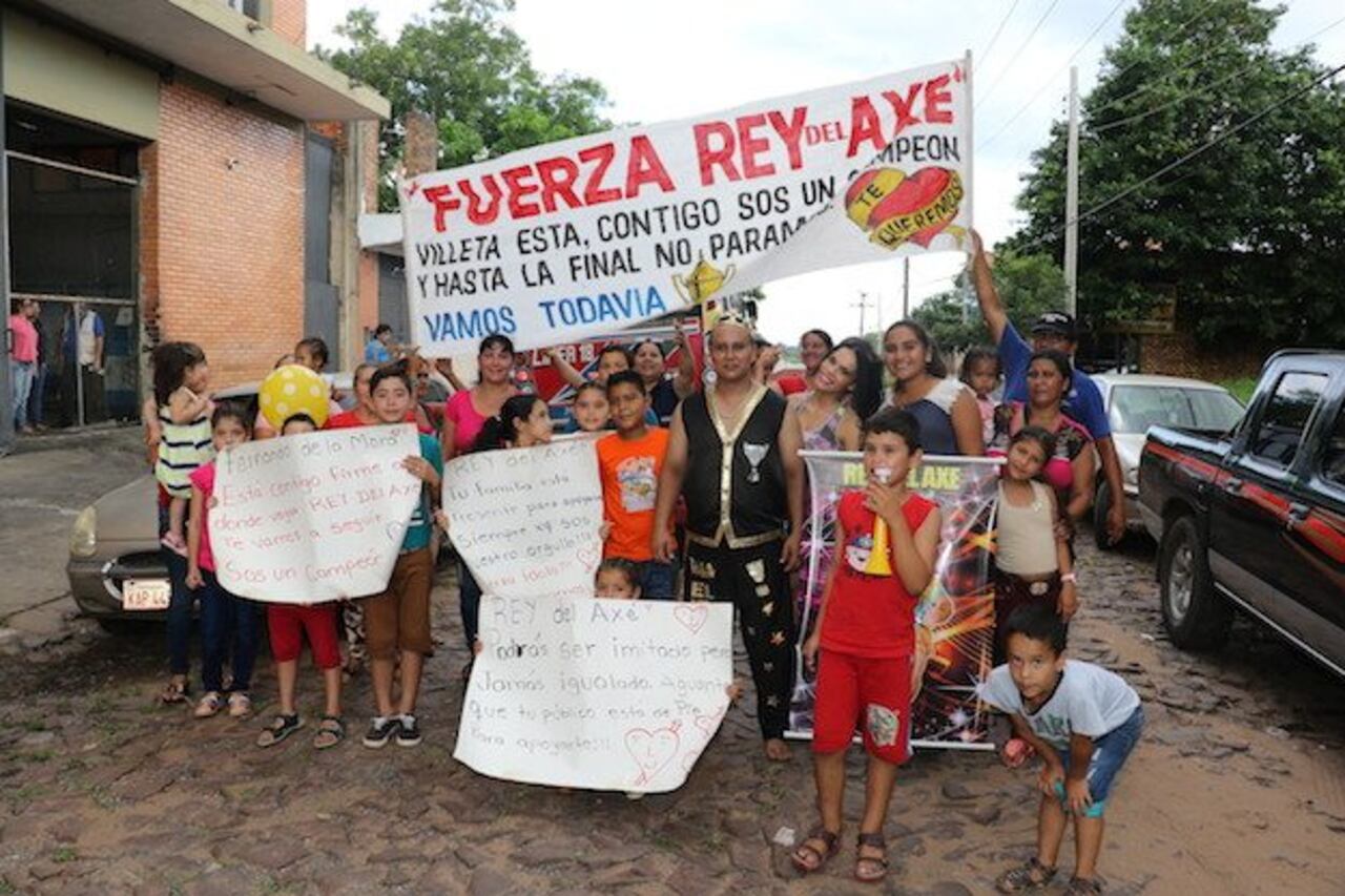 FANS. El “rey del axé” posó junto a toda su hinchada.