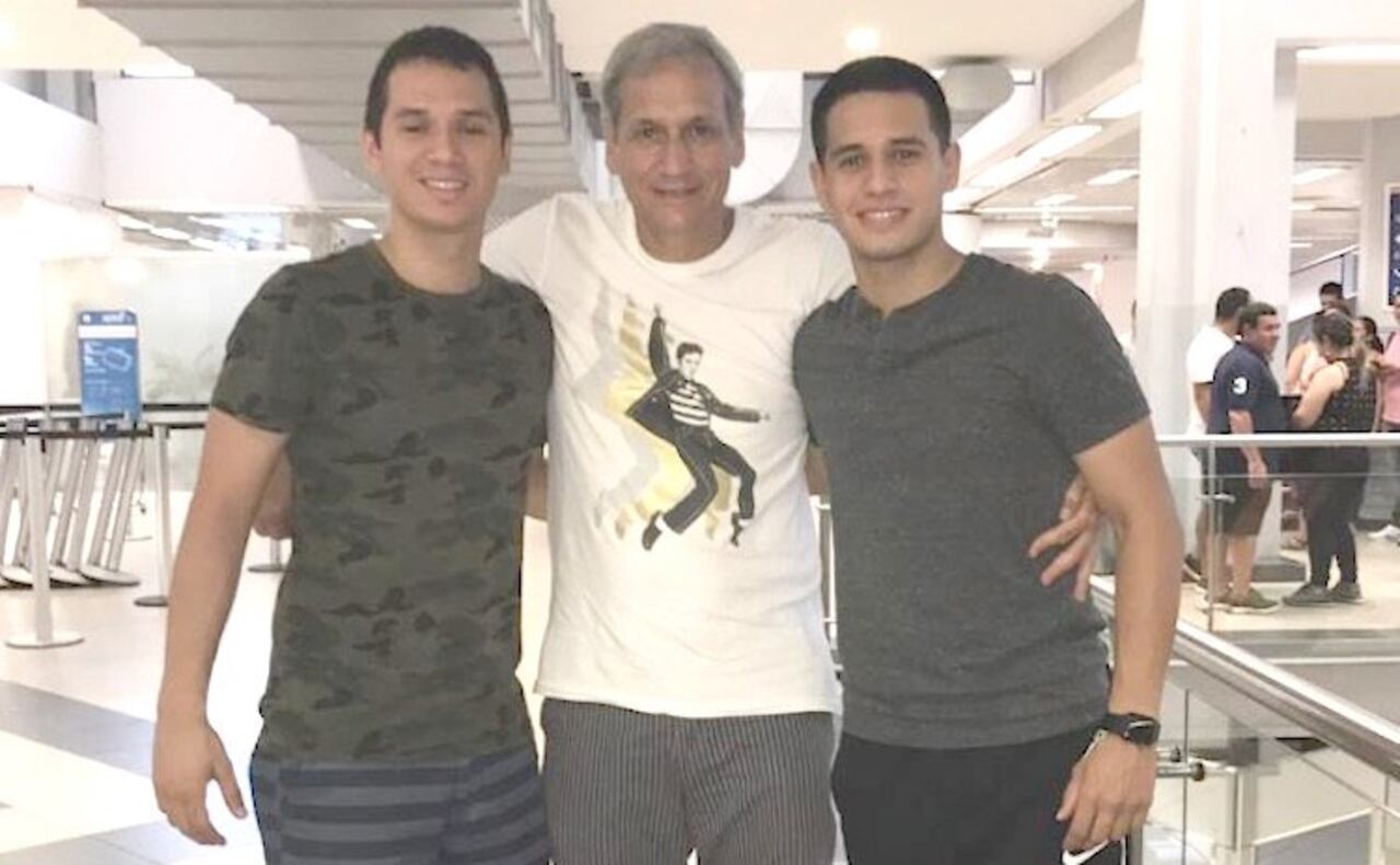 Luis junto a sus hijos mellizos Luis Enrique y Adolfo Enrique.