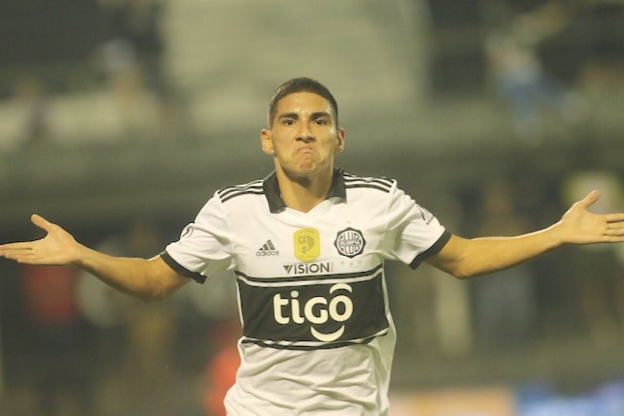 Erik López festejando uno de sus goles.
