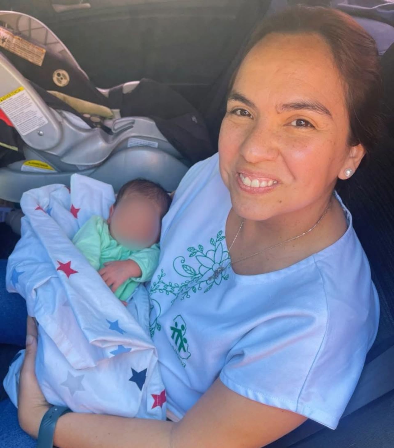 Ovy'a los nuevos papis con su nuevo retoño.