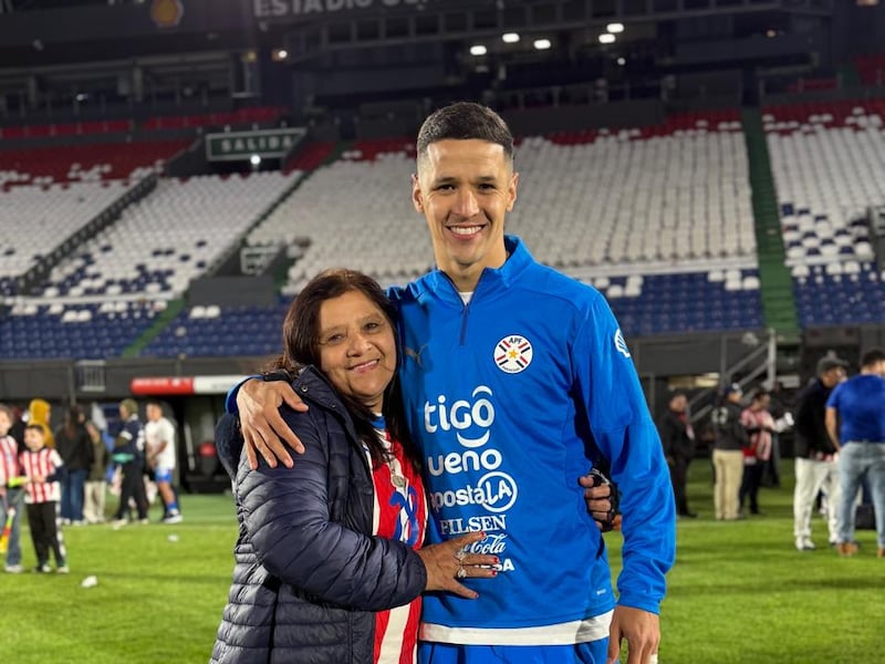La mami de Arce he’íma “rezo y le pido a Dios que haga un gol”