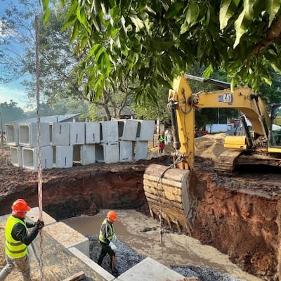 Se vienen las tormentas y refuerzan la seguridad en Avelino Martínez