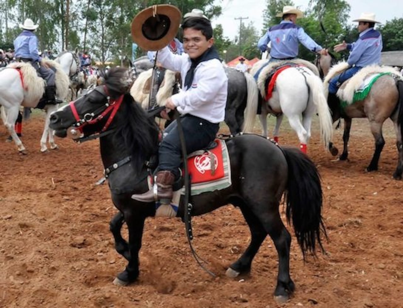 PINTA MEMETE. Aquí se puede ver a Alfredito montando en poni durante una jineteada.