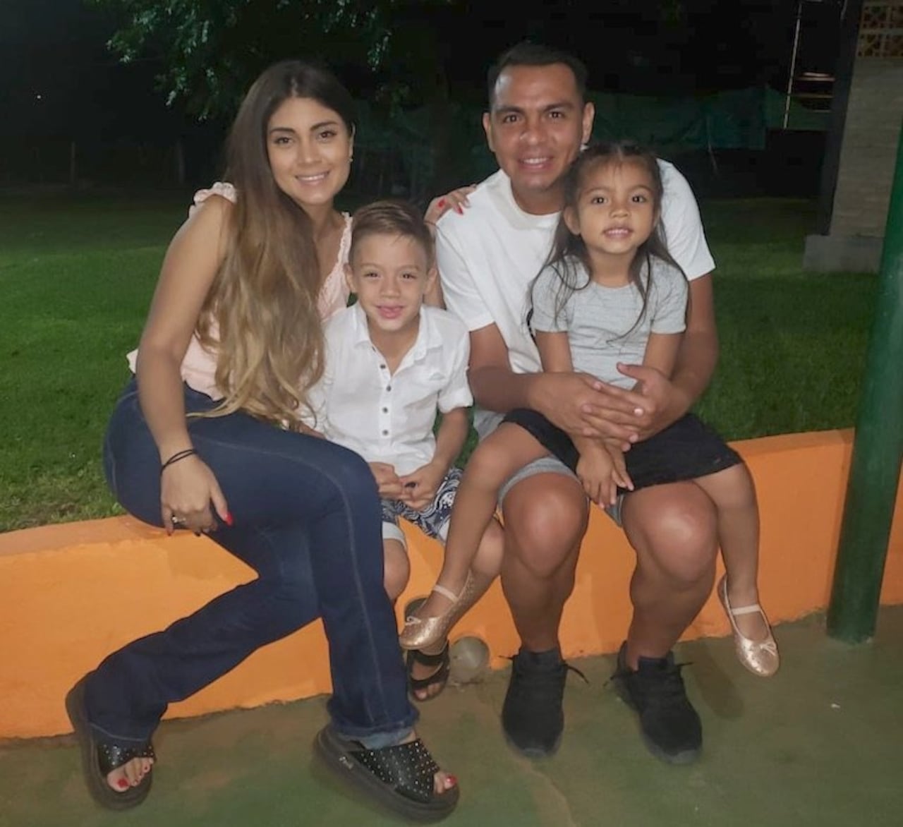 La familia de Pedro: su esposa Diana y sus hijos Santino y Emma.