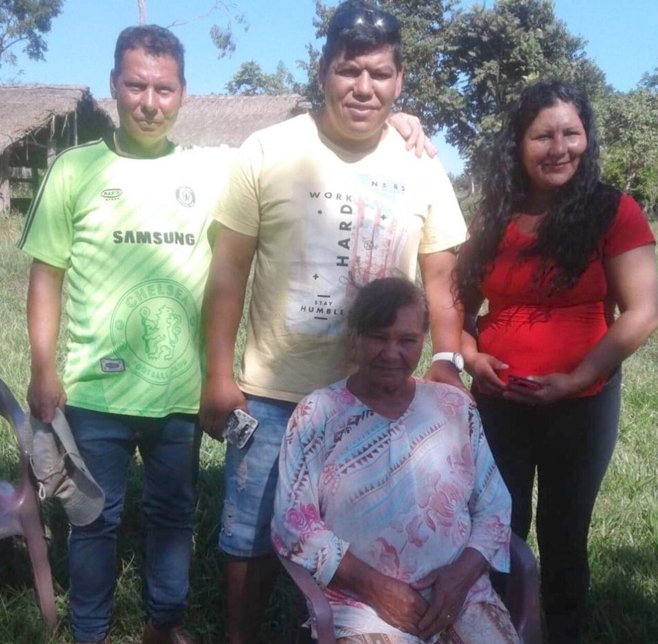 Familiares y amigos fueron testigos del encuentro entre madre e hijo (centro).