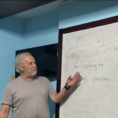 Profe enseña “Desde que nací…” en inglés a sus alumnos