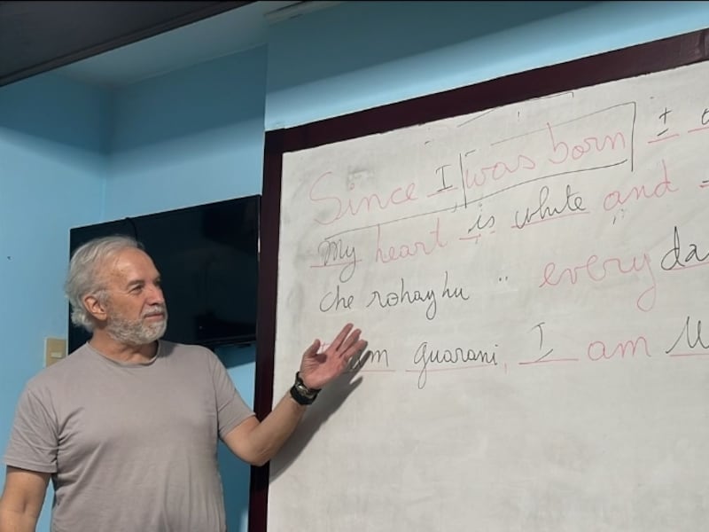 Profe enseña “Desde que nací…” en inglés a sus alumnos