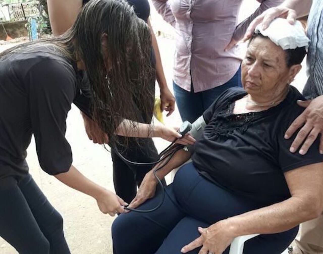 DESTROZADA. Doña Basilisa requirió de atención en un momento dado.