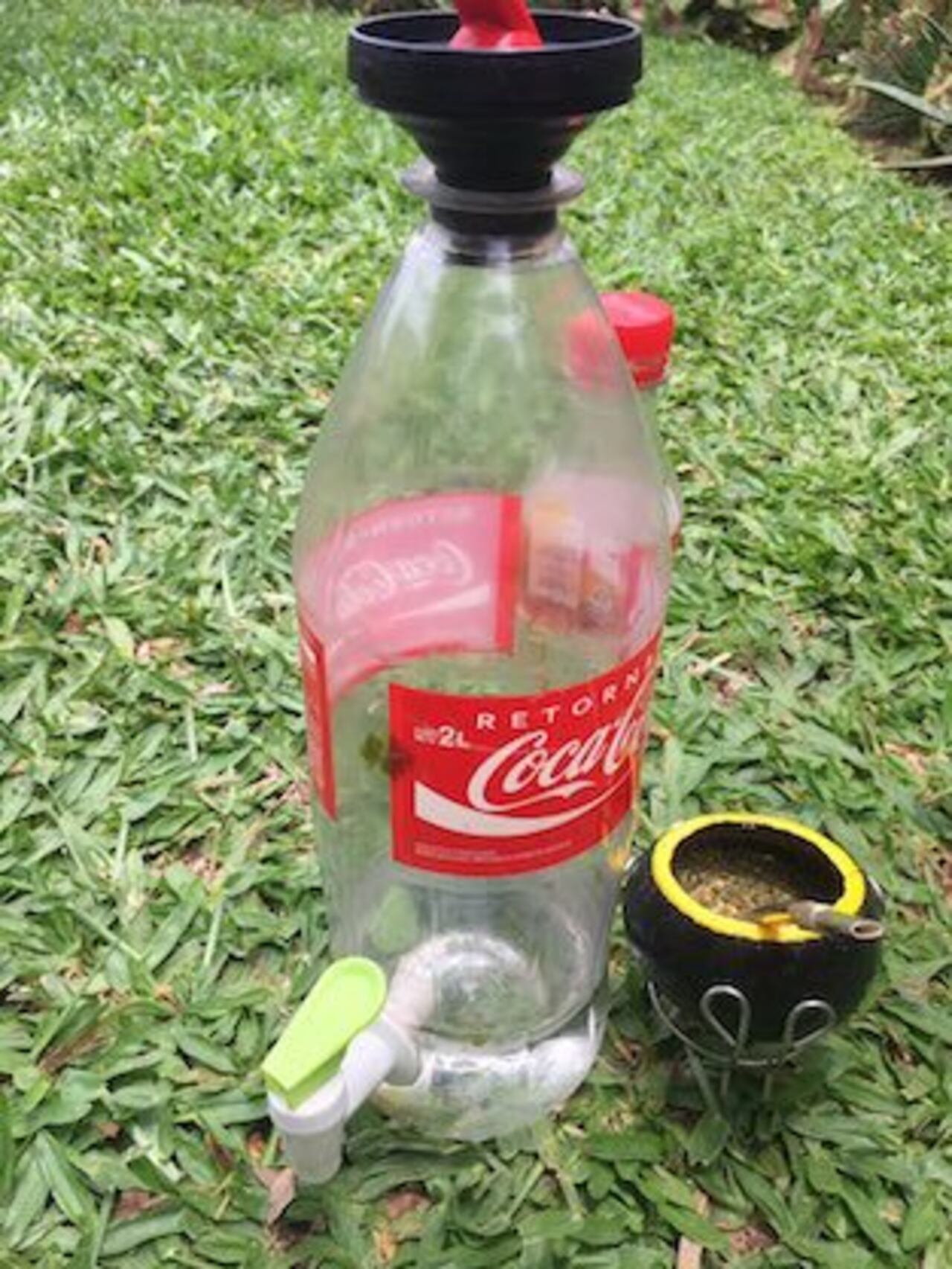 MA’ÊMINA. Le dio doble funcionalidad a la botella que ya no servía.