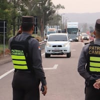 Un agente de la Caminera ho’u iparte en un control