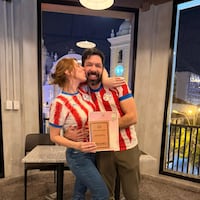 Sellaron la historia de amor con la albirroja puesta y el libro hũ