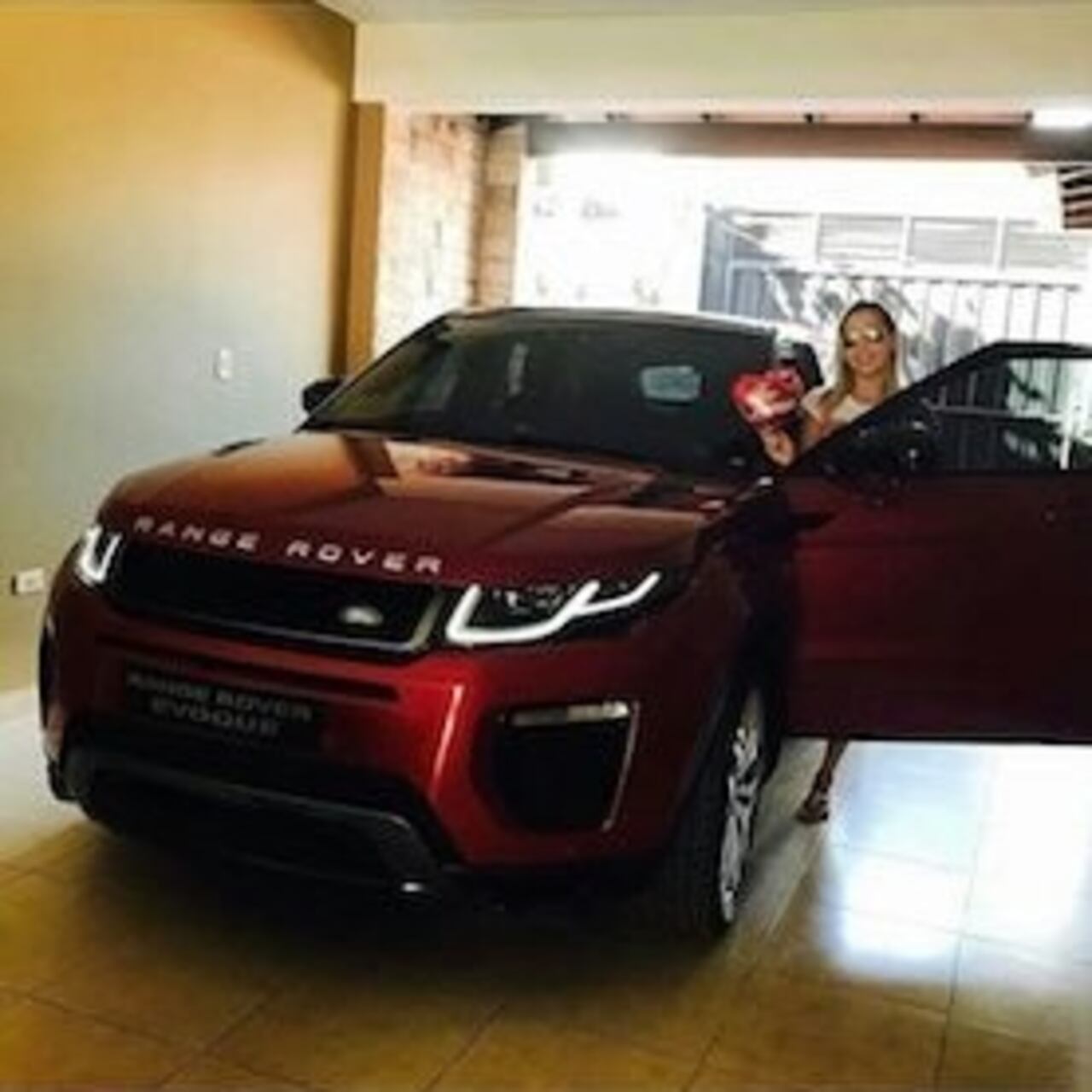 SORPRESA. La esposa de Willy Mendieta recibió una Range Rover.