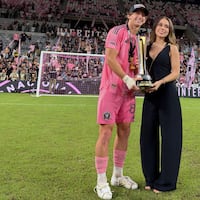 Levantó la copa y su doñita festejó con él