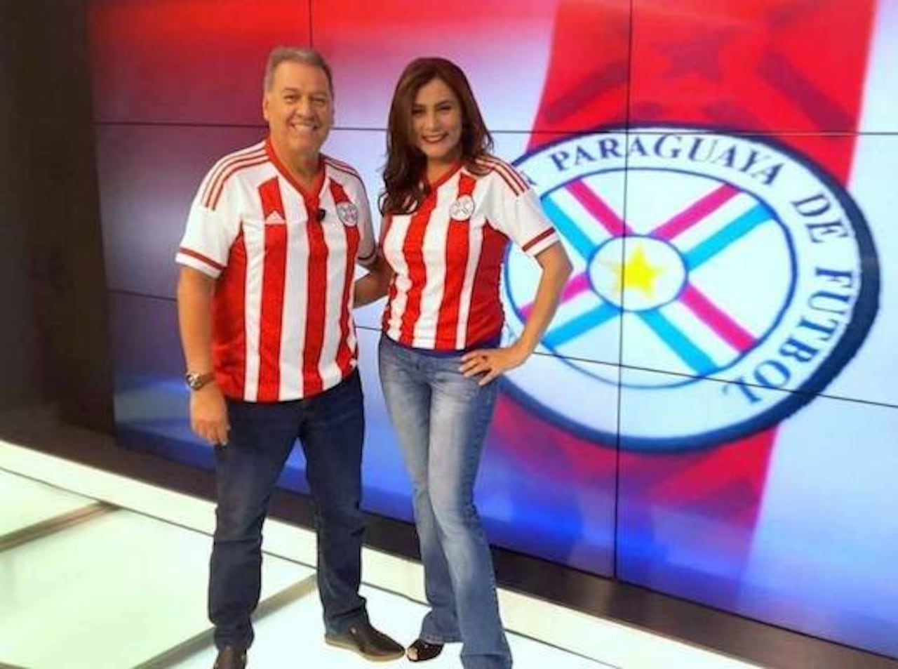 DÍA A DÍA. Óscar Acosta y María Teresa López lucieron sus respectivas camisetas de la sele.