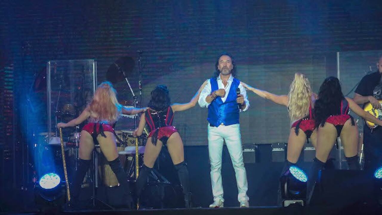 El Buki demostró avei en partes sus dotes de bailarín.