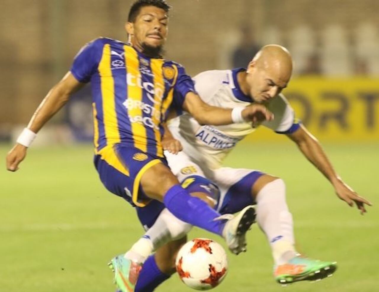 PELEÓ TODO. Otra vez Tabárez en acción, ante la marca de Riveros. Luqueño sufrió la falta de efectividad y cayó de local.