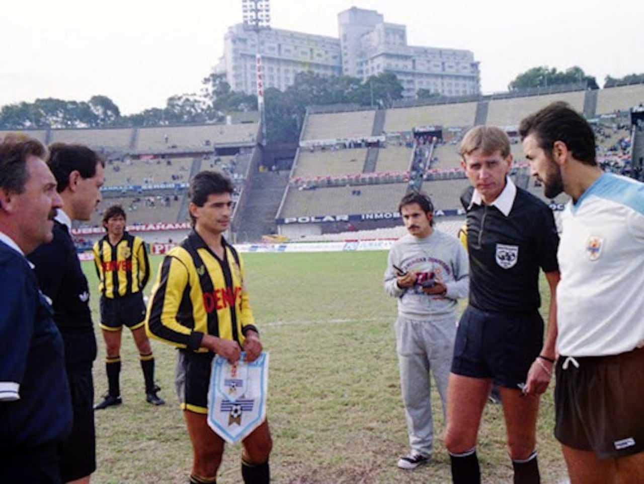 Chilavert, capitán de Guaraní en un amistoso ante Uruguay.