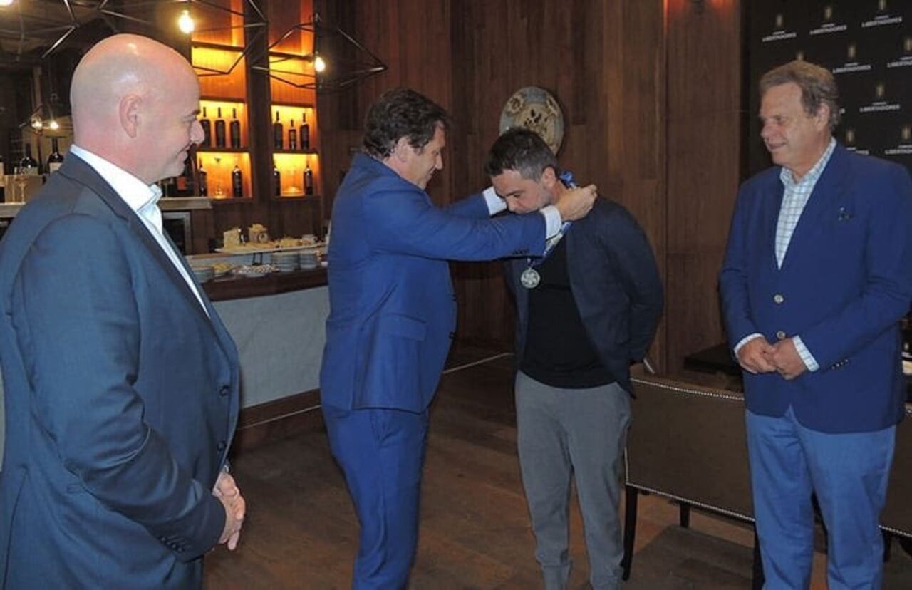 Momento en que le entregan la medalla al presidente de Tigre.