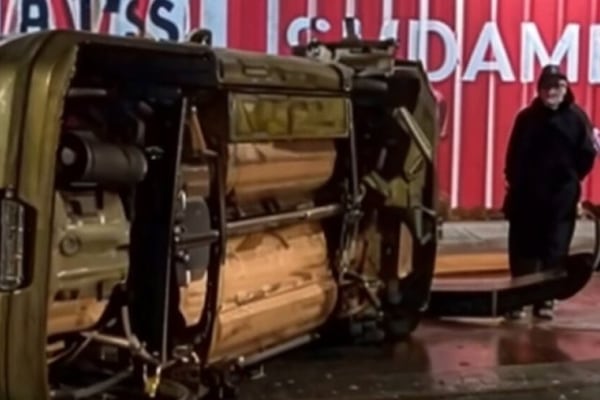 Grave choque por pasar la luz roja