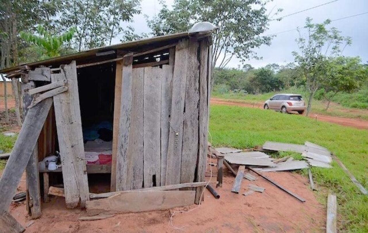 REVENTADA. Esta humilde casita recibió la furia de “Tyson”, quien le sacó las paredes a tongazos. Foto: CAAGUAZÚ NOTICIAS