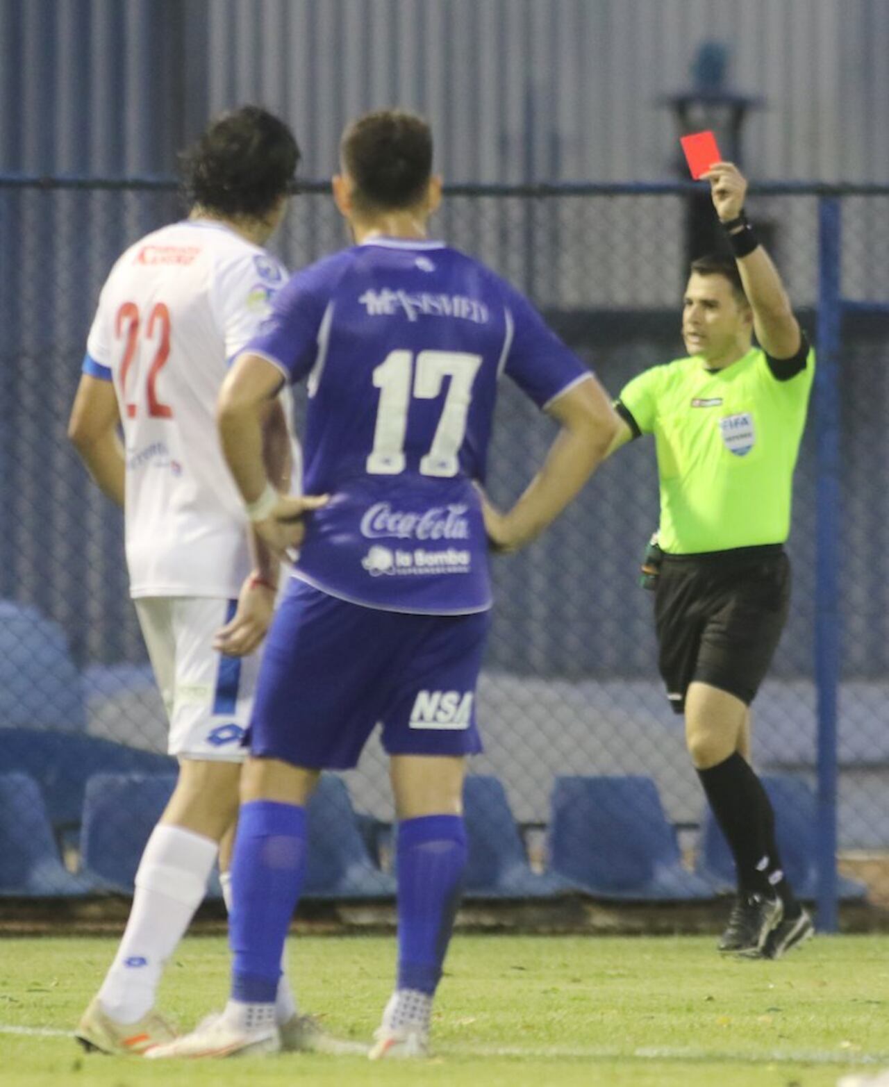 Momento en que el árbitro Derlis López expulsó a Matías Pardo.
