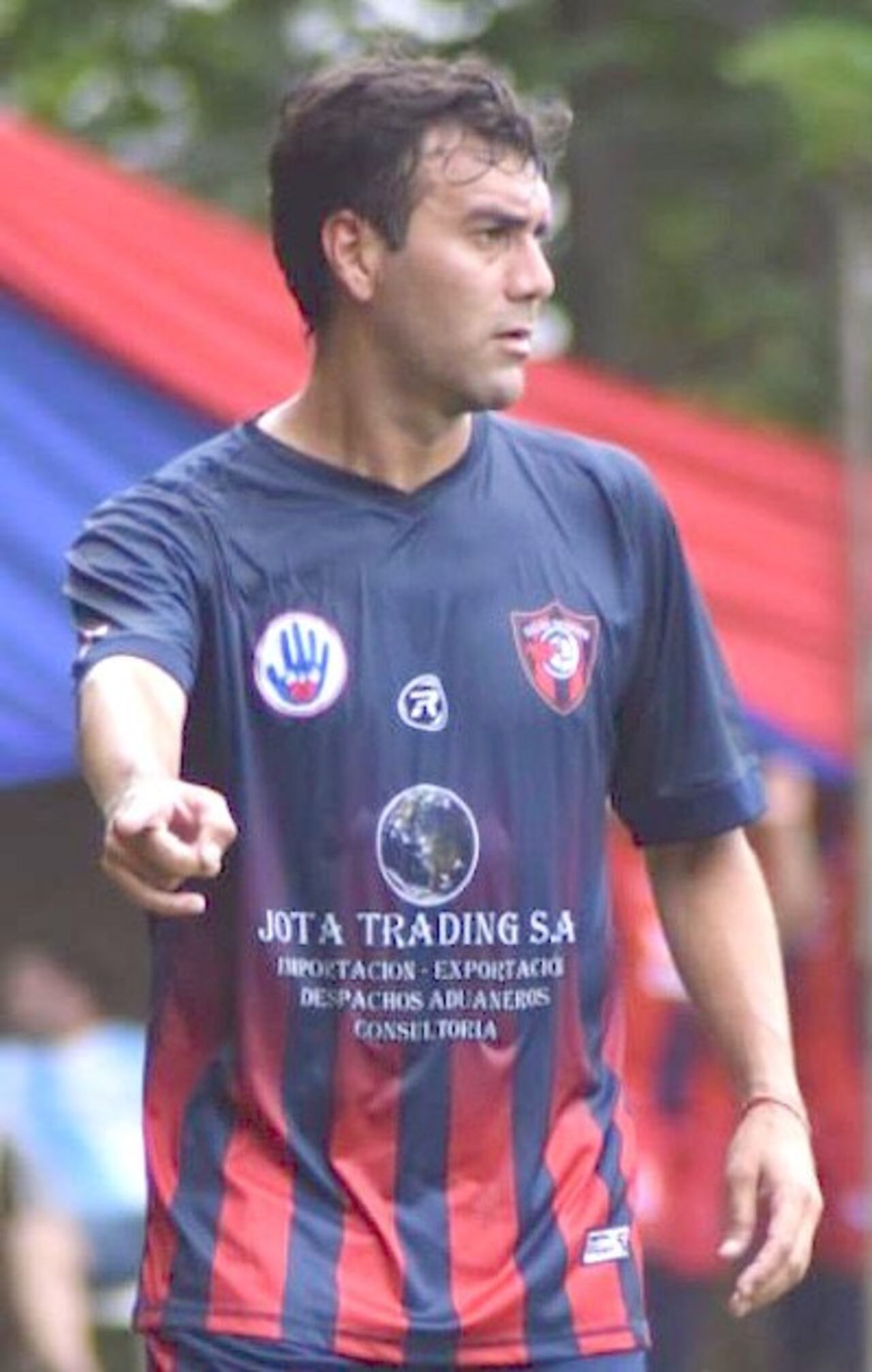 Juan suele jugar los clásicos para Cerro para un programa de TV.