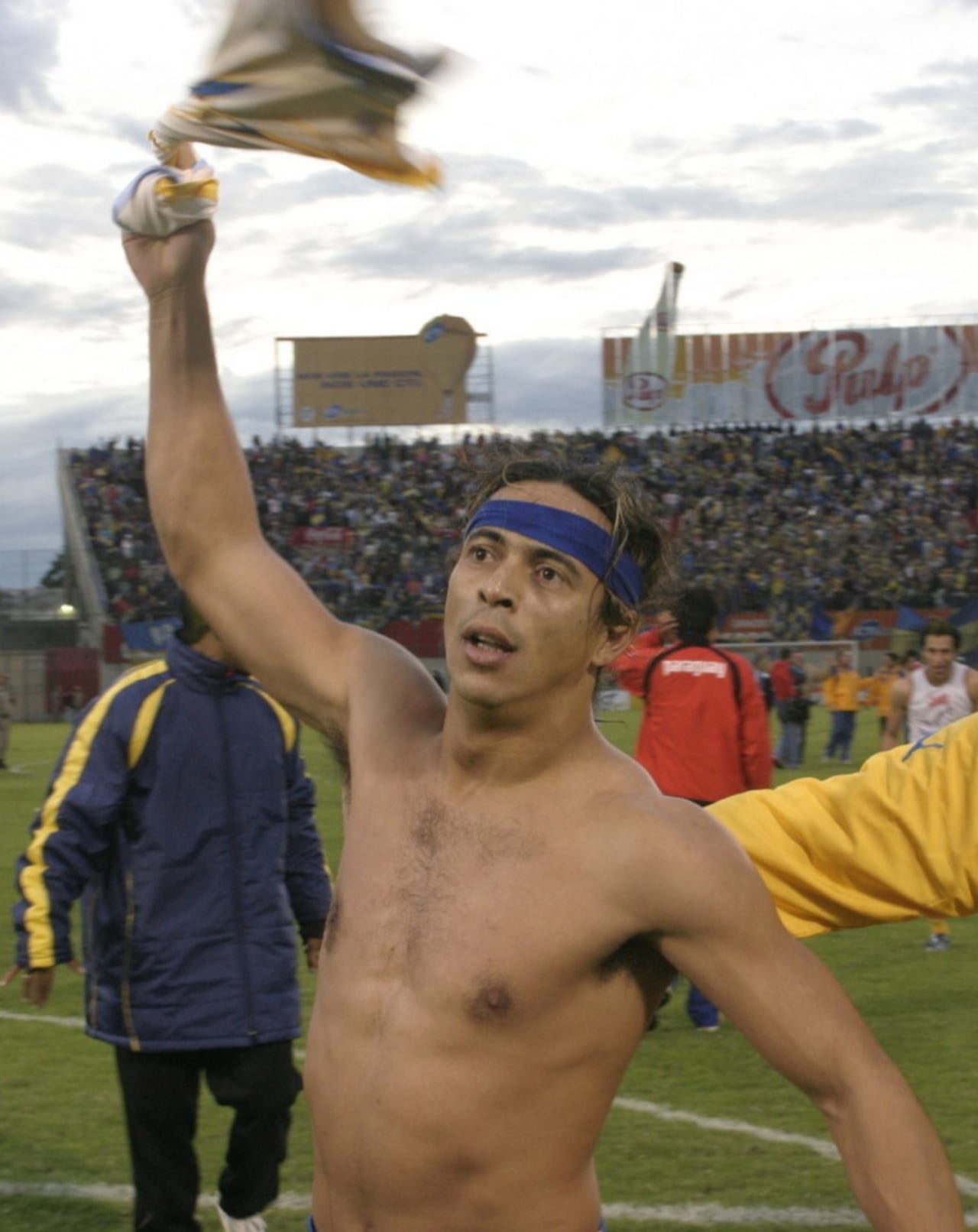 Derlis, en acción con la casaca de Luqueño, lo sigue David Villalba (Tacuary).