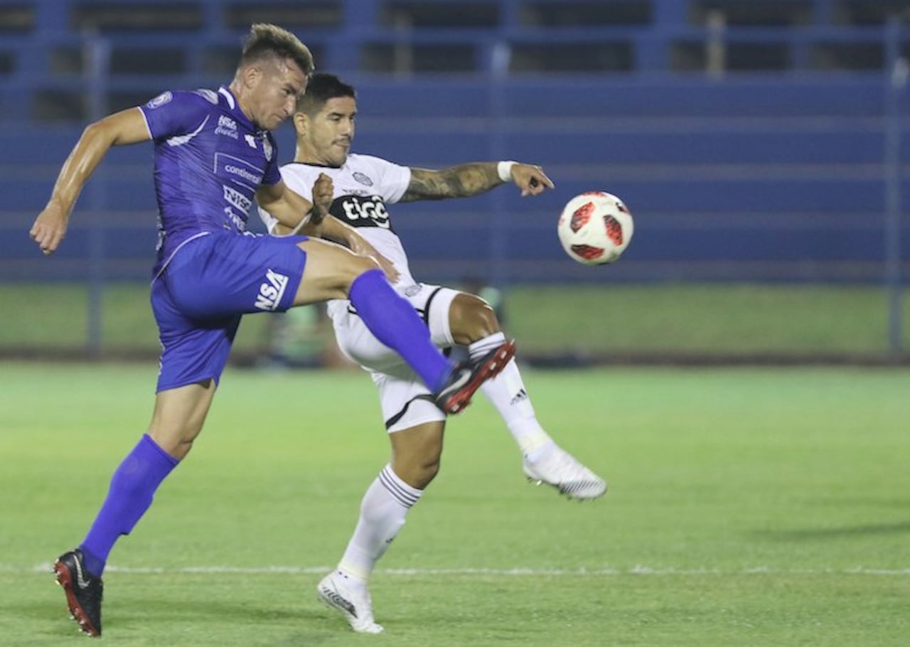 Portillo despeja una pelota ante la presencia de Recalde en un partido ante Olimpia de este año.