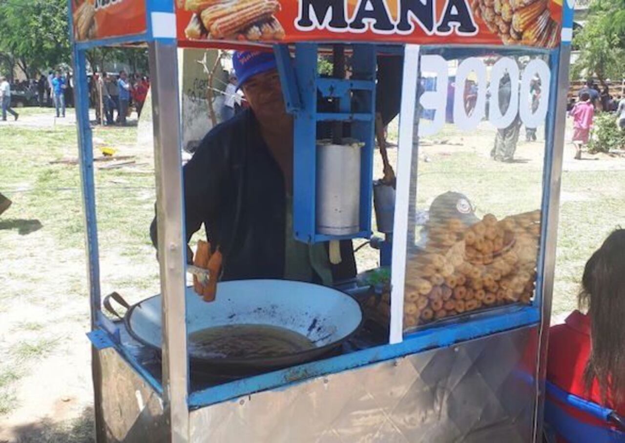 CHURRO. Debe recorrer diariamente por las calles con el carro pesado y caliente. Ese es su trabajo.