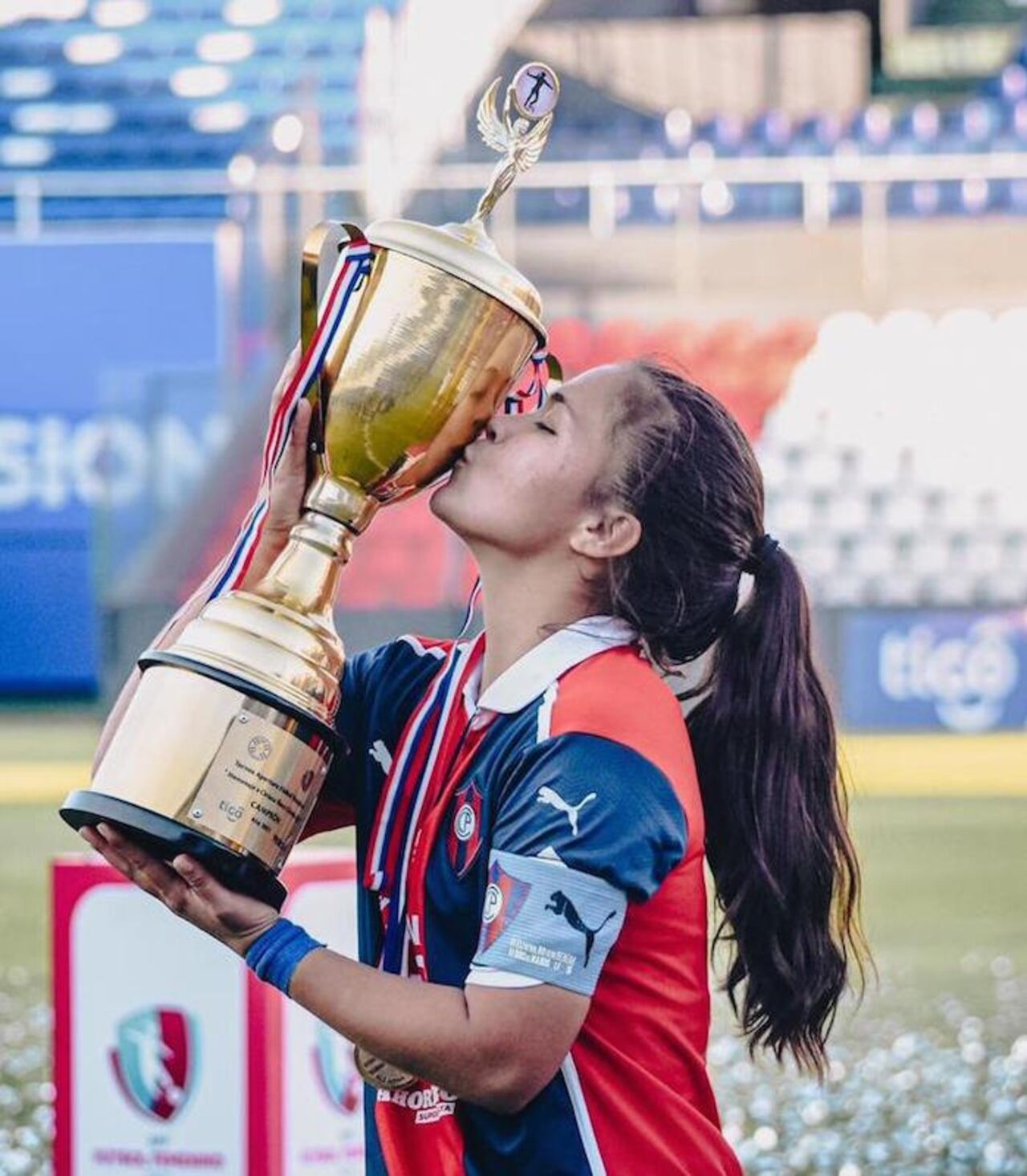 Postal. Como capitana besando el trofeo de campeón.
