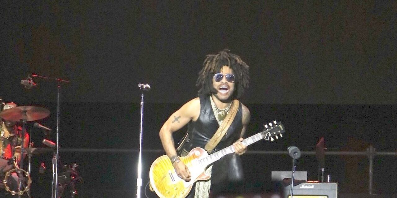 Lenny Kravitz cantó para sus miles de fans y agradeció que hayan aguantado tanto en el barro.