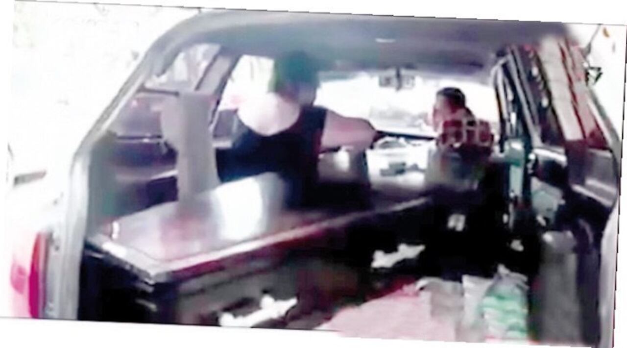 DEVUELTO. El sarcófago fue llevado por las hijas del finado en un taxi. CAPTURA DE VIDEO