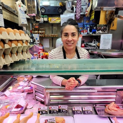Paraguaya en España se destaca vendiendo pollos: “Salir adelante siempre”