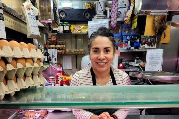 Paraguaya en España se destaca vendiendo pollos: “Salir adelante siempre”