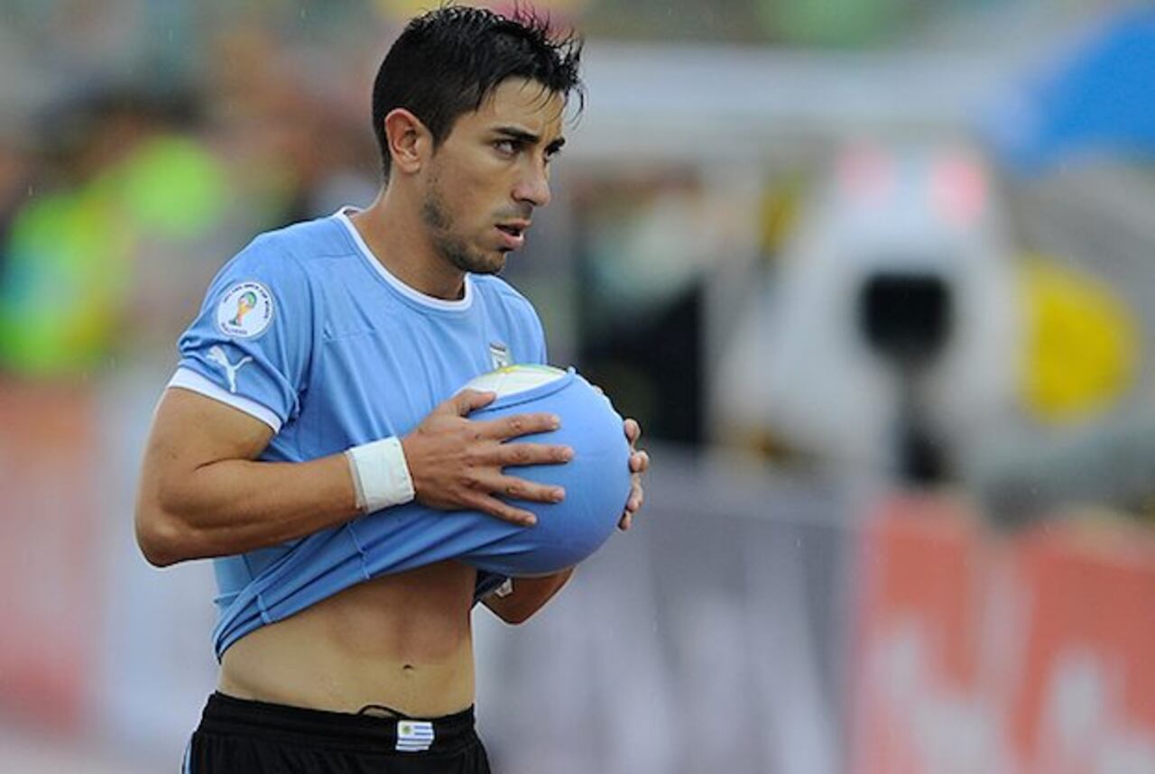 GARRA CHARRÚA. El lateral Jorge Fucile estaría en el interés de Olimpia.
