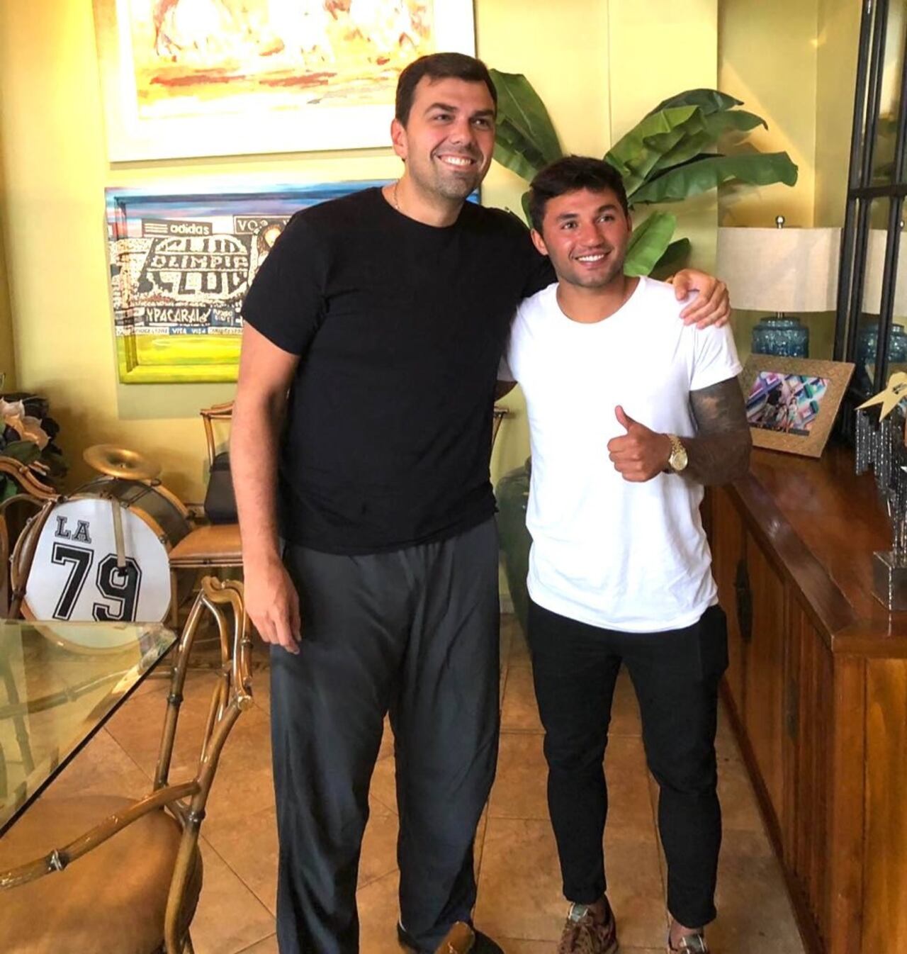 Tabaré Viudez junto al presi Marco Trovato, luego de la firma.