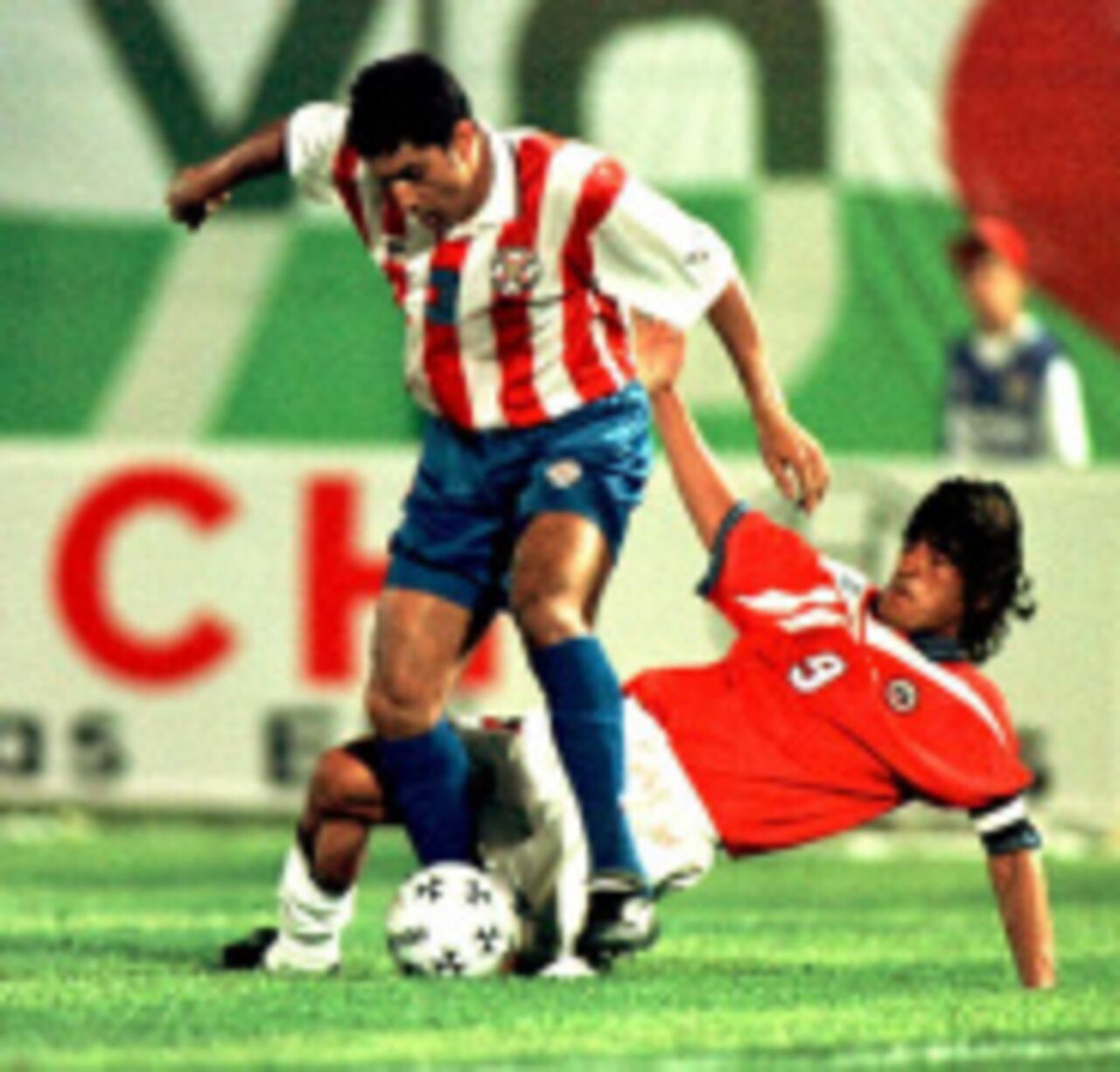 Catalino Rivarola luchando contra Iván Zamorano.FOTO:AFP