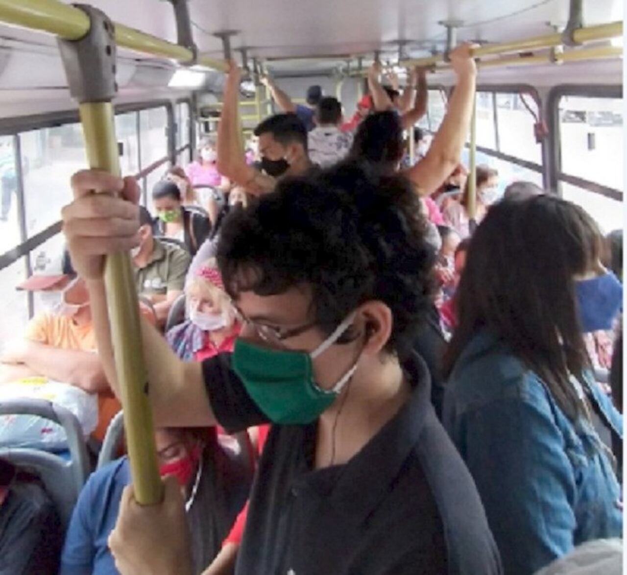Choferes dijeron que usuarios no respetan protocolos sanitarios y se quejan de los micros.