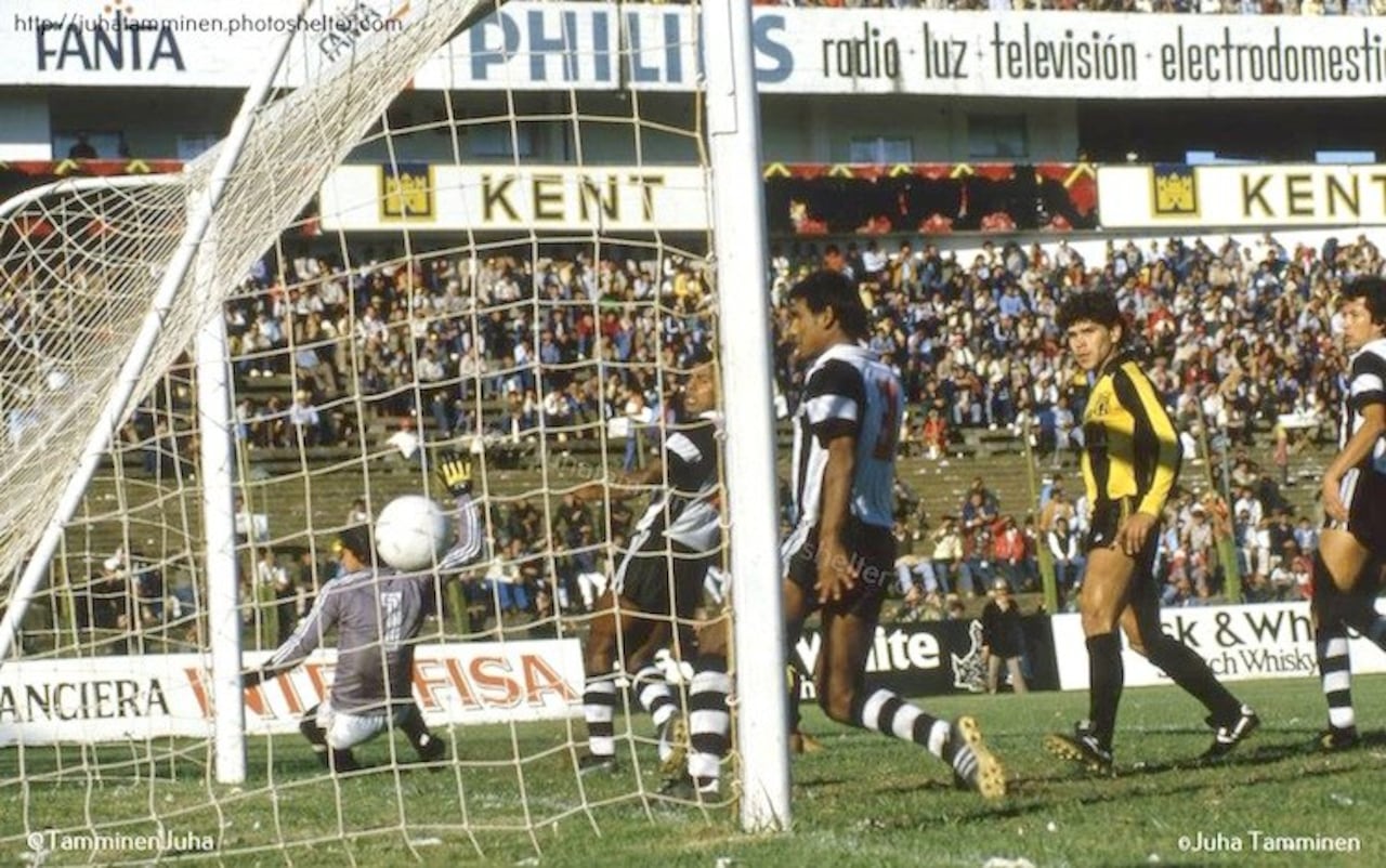 Eulalio Mora, en pleno ataque aborigen, en un partido contra Libertad.